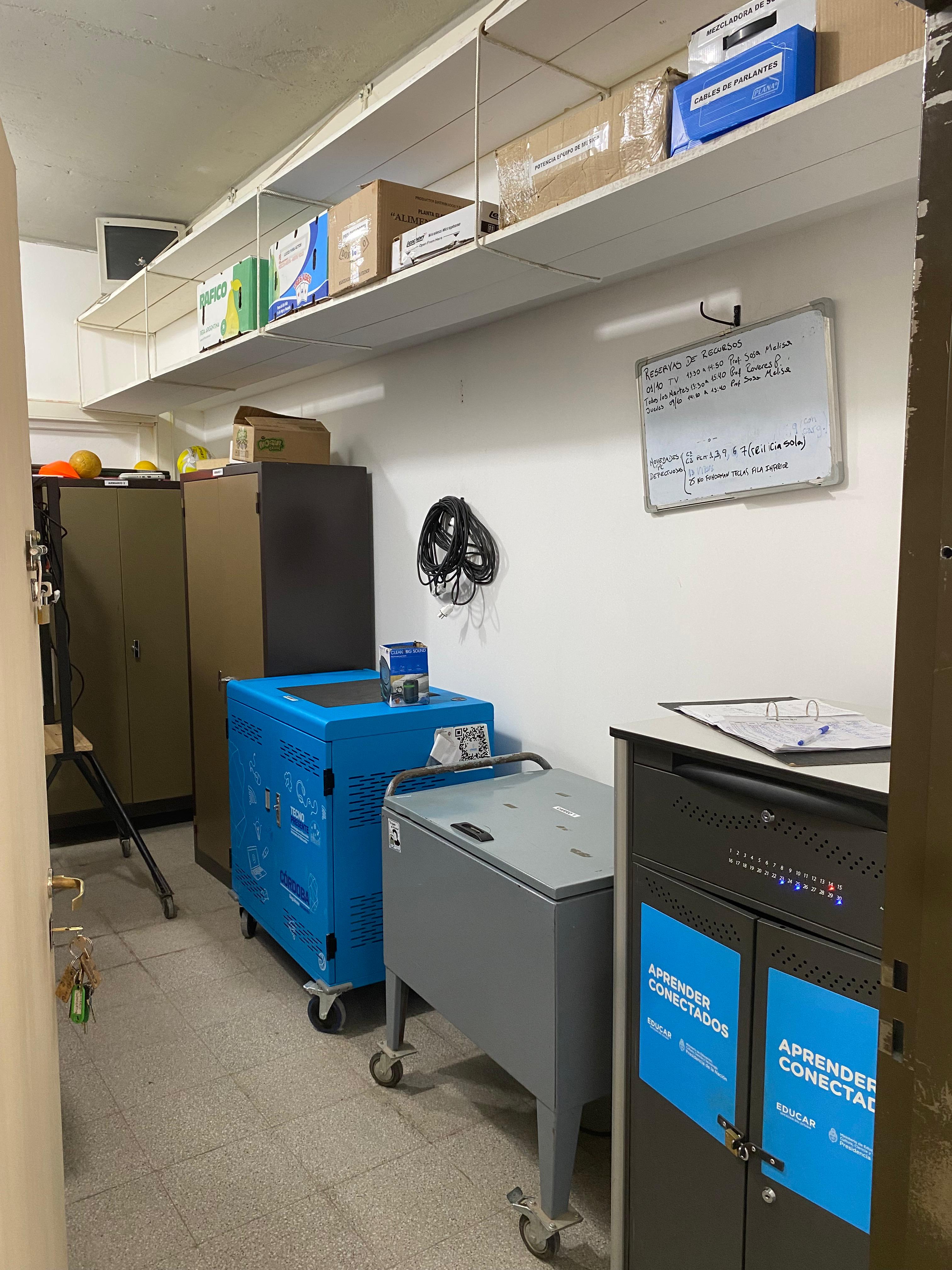 Estudiantes trabajando en grupo