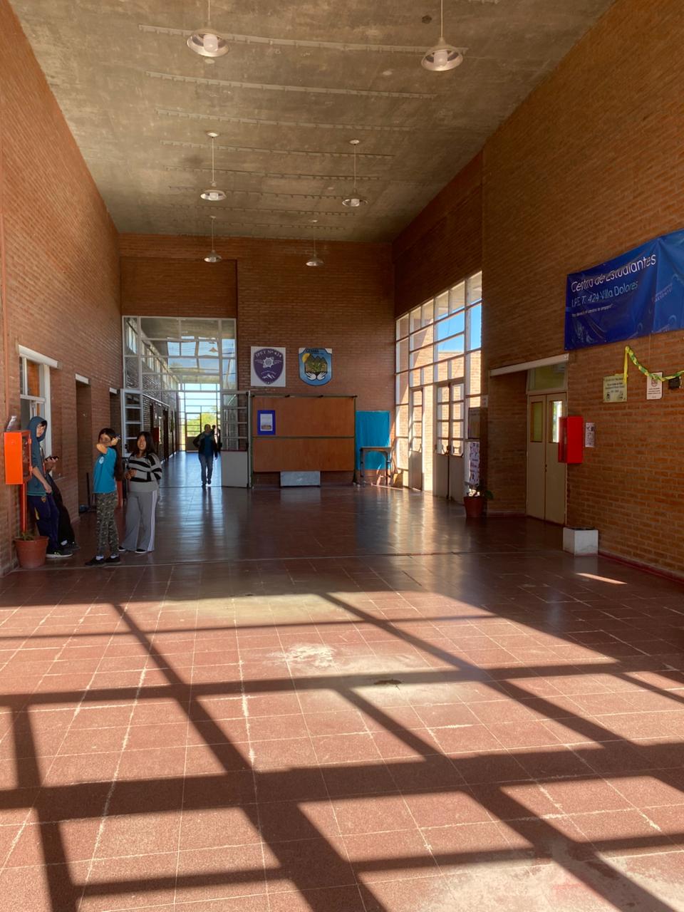 Estudiantes de programación trabajando en proyectos