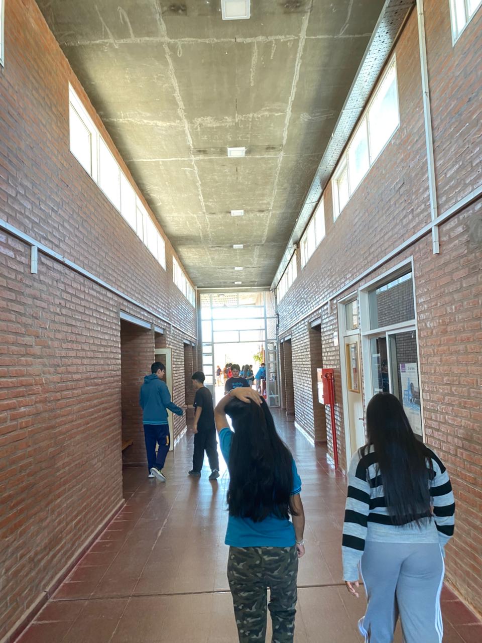 Estudiantes participando en hackatón